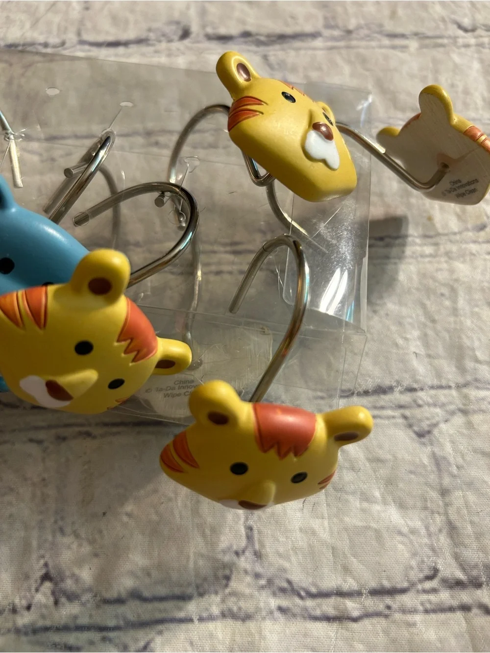 TA-DA INNOVATIONS WIPE CLEAN TIGERS & HIPPOS & ELEPHANTS SHOWER CURTAIN HOOKS
